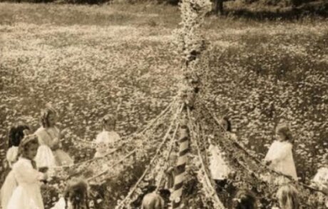 Gruppo maggiaiolo del Cantamaggio Ternano che canta per le vie del quartiere