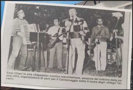Gruppo maggiaiolo del Cantamaggio Ternano che canta per le vie del quartiere